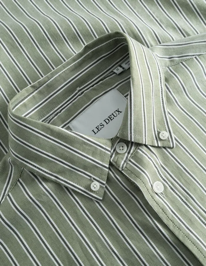 ShirtsOvershirts Men Les Deux Kolton Herringbone Poplin Shirt 8211 WhiteChive Green